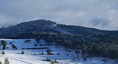 Eskişehir'in yüksek kesimlerine kar yağdı