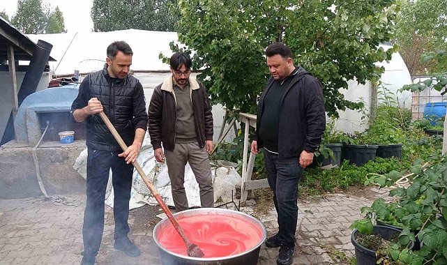 Eşlerine yardımcı olmak isteyen üç erkek arkadaş birlikte salça kaynattı