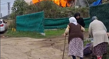 Ev yangınını gözyaşlarıyla izlediler
