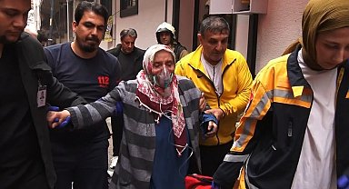 Evde mahsur kalan yaşlı kadının imdanına itfaiye yetişti, dumandan etkilenen 2 kişi hastaneye kaldırıldı