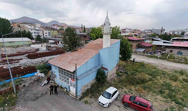 Evden bozma cami, kentsel dönüşümün ortasında zamana direniyor