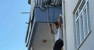 Evini ateşe verdi, kiracısı canını hiçe sayıp kediyi kurtardı