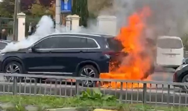 Eyüpsultan'da park halindeki araç alev alev yandı