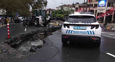 Eyüpsultan'da yol çöktü, trafik kilitlendi