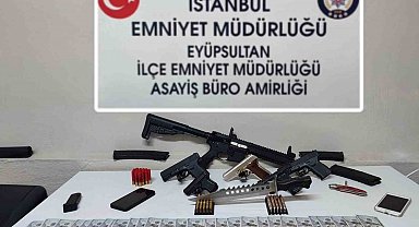 Eyüpsultan'daki silah ticareti operasyonunda çuvaldan otomatik tüfek çıktı: 2 şüpheli tutuklandı