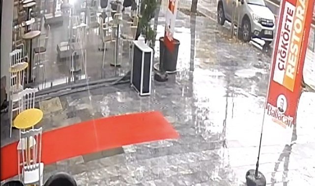 Faciadan saniyelerle kurtuldu: Kontrolden çıkan otomobil ortalığı savaş alanına çevirdi
