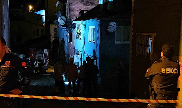 Fatih'te alevlere teslim olan yangında bir kişi hayatını kaybetti