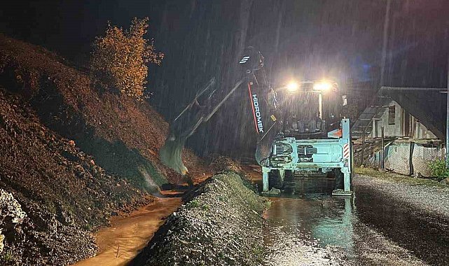 Feke'de düşen kayalar iş makineleriyle temizleniyor