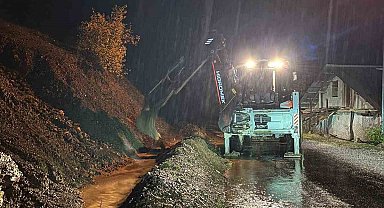 Feke'de düşen kayalar iş makineleriyle temizleniyor