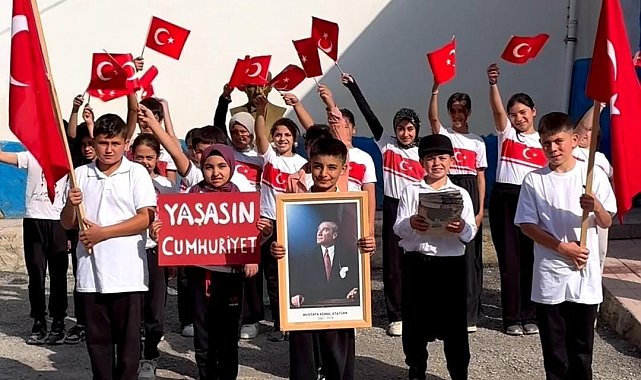 Feke'de köy okulundan Cumhuriyet Bayramı'nda anlamlı kutlama