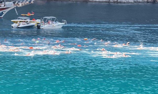 Fethiye'de bin 600 sporcu Ölüdeniz'e kulaç attı