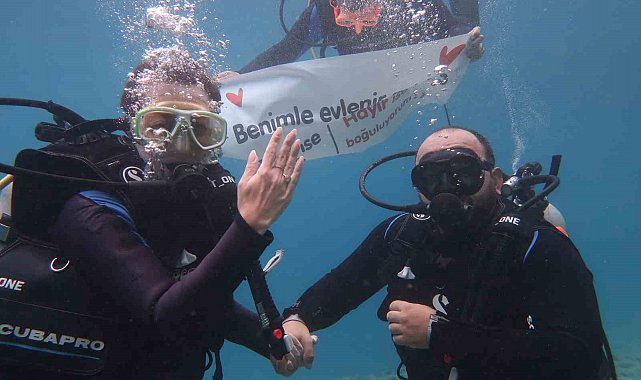 Fethiye'de kız arkadaşına 5 metre derinlikte evlenme teklif etti