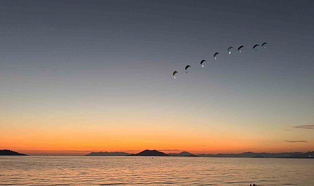 Fethiye'de Led Işıklı Motorlu Yamaç Paraşütü gösterisi beğenildi