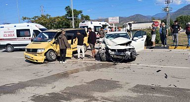 Fethiye'de otomobil ile kamyonet çarpıştı: 5 yaralı