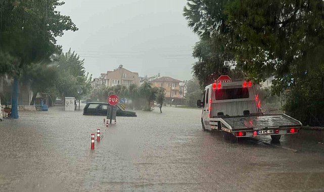 Fethiye'de sağanak etkili oldu, yollar sular altında kaldı