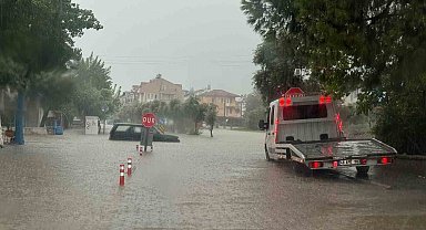Fethiye'de sağanak etkili oldu, yollar sular altında kaldı