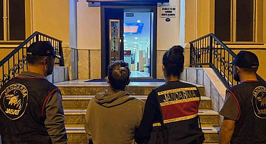 Firari kadın mutfaktaki gizli bölmede yakalandı