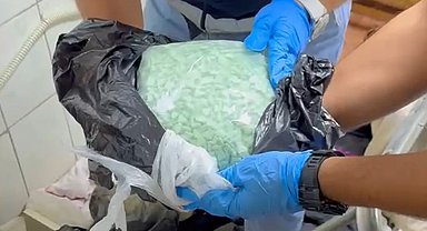 Fırındaki dolabın çekmecesinden binlerce uyuşturucu hap çıktı