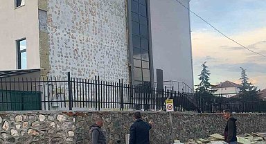 Fırtına okulun dış cephesine zarar verdi