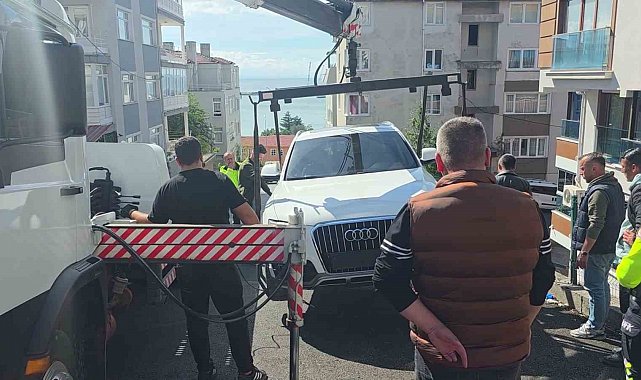 Freni boşalan araç istinat duvarında asılı kaldı