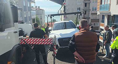 Freni boşalan araç istinat duvarında asılı kaldı