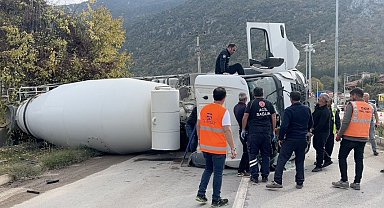 Freni boşalan beton mikseri otomobile çarpıp devrildi: 3 kişinin yaralandığı kaza kamerada