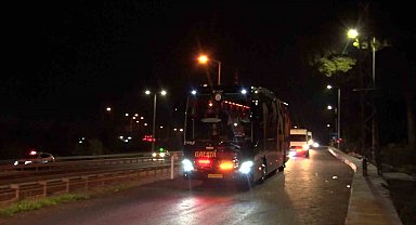 Galatasaray takım otobüsü Kemerburgaz Metin Oktay Tesisleri'ne giriş yaptı