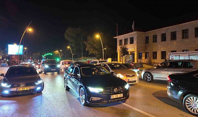 Galatasaray'ın derbi galibiyeti, Erzurum Cumhuriyet Caddesi'nde kutlandı