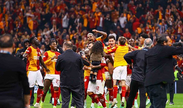Galatasaraylı futbolcular galibiyeti taraftarıyla kutladı