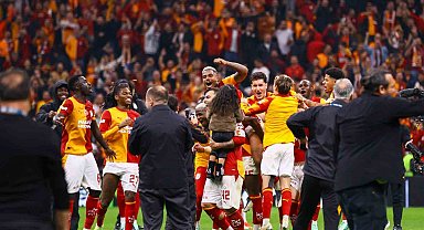 Galatasaraylı futbolcular galibiyeti taraftarıyla kutladı