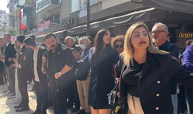Gazetecilerin eyleminde gazetecilere Yeni Partililerden engel