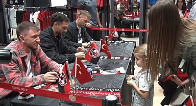 Gaziantep FK futbolcuları ve taraftarlar imza gününde buluştu