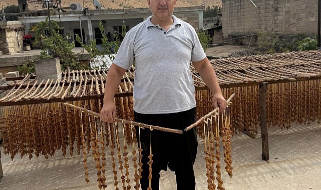 Gaziantep'in yöresel lezzetleri cevizli sucuk ve bastık geleneksel yöntemlerle hazırlanıyor