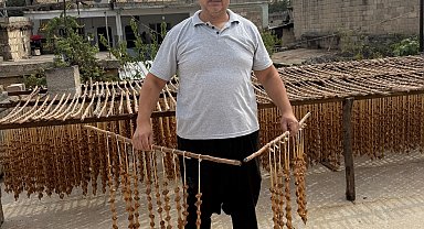 Gaziantep'in yöresel lezzetleri cevizli sucuk ve bastık geleneksel yöntemlerle hazırlanıyor