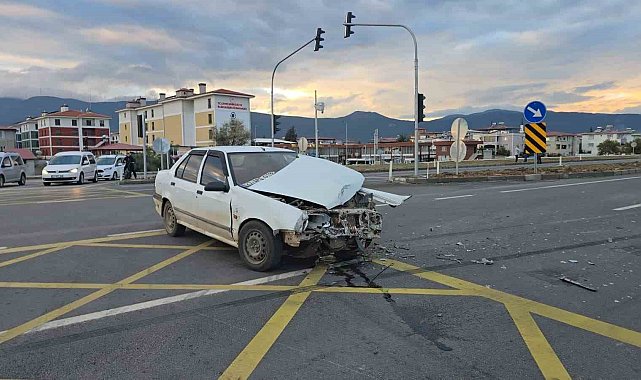 Gaziantep'te 2 otomobil çarpışması sonucu maddi hasar meydana geldi