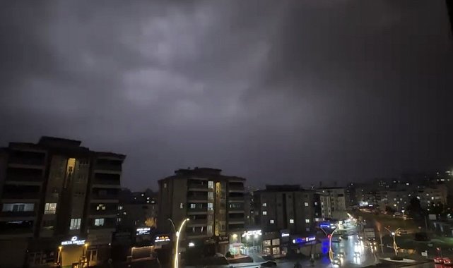 Gaziantep'te art arda şimşekler çaktı