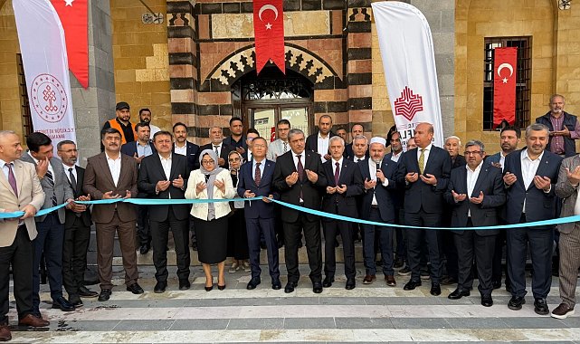 Gaziantep'te depremde hasar gören tarihi Tahtani Camii yeniden ibadete açıldı