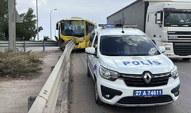 Gaziantep'te halk otobüsü demir bariyerlere çarptı: 9 yaralı