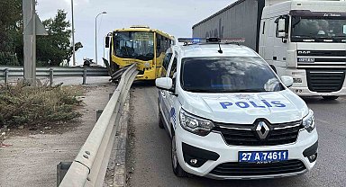 Gaziantep'te halk otobüsü demir bariyerlere çarptı: 9 yaralı