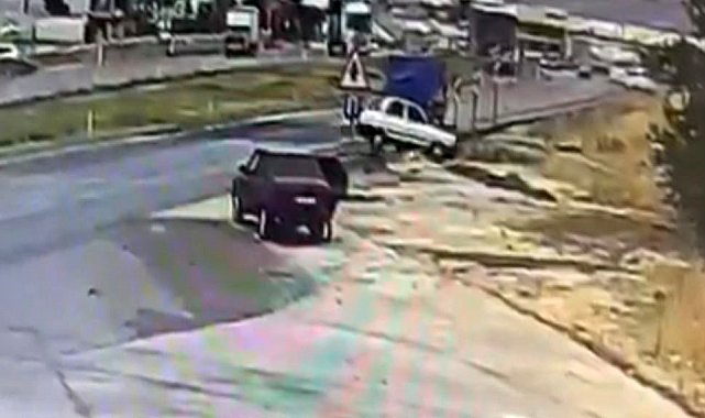 Gaziantep'te kontrolden çıkan araç menfeze uçtu: 2 kişinin yaralandığı kaza kamerada