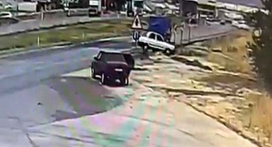 Gaziantep'te kontrolden çıkan araç menfeze uçtu: 2 kişinin yaralandığı kaza kamerada