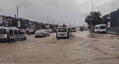 Gaziantep'te sağanak yağış sonrası yollar göle döndü