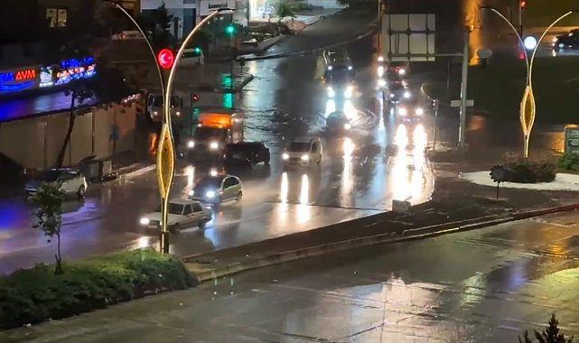 Gaziantep'te sağanak yağmur yolları göle çevirdi