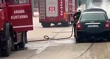 Gaziantep'te seyir halindeki araç alev aldı