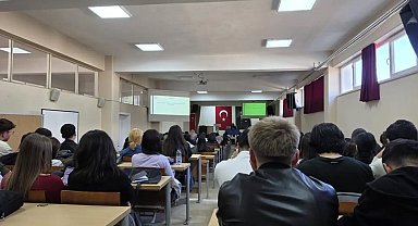 Gediz'de üniversite öğrencilerine güvenli ilişkiler eğitimi
