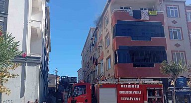 Gelibolu'da bir apartmanın 4'üncü katından çıkan yangın korkuttu