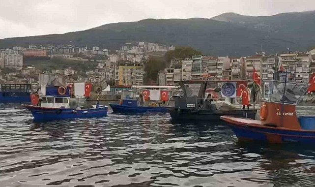 Gemlik'te tekne ve kayıklar Türk bayraklarıyla donatıldı