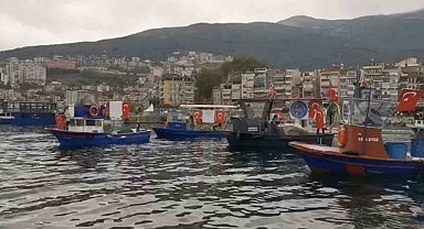 Gemlik'te tekne ve kayıklar Türk bayraklarıyla donatıldı