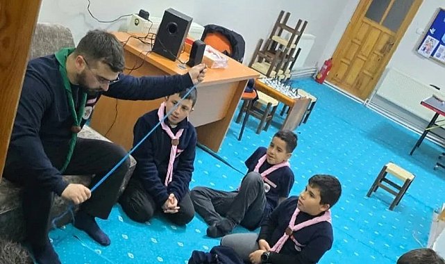 Genç izciler sabah namazında buluştu, camadan düğümü eğitimi aldı