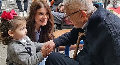 Gençler ve yaşlılar birlikte çiçek ekip sevgiyi büyüttü